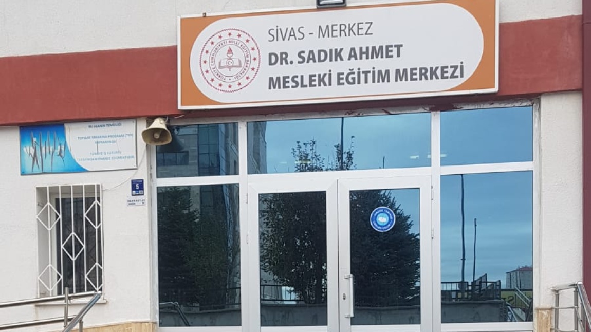 Okulumuzun çevre düzenlemesini yapan Sivas Belediyesi'ne ve Belediye Başkanı Sayın Hilmi BİLGİN'e teşekkür ederiz.