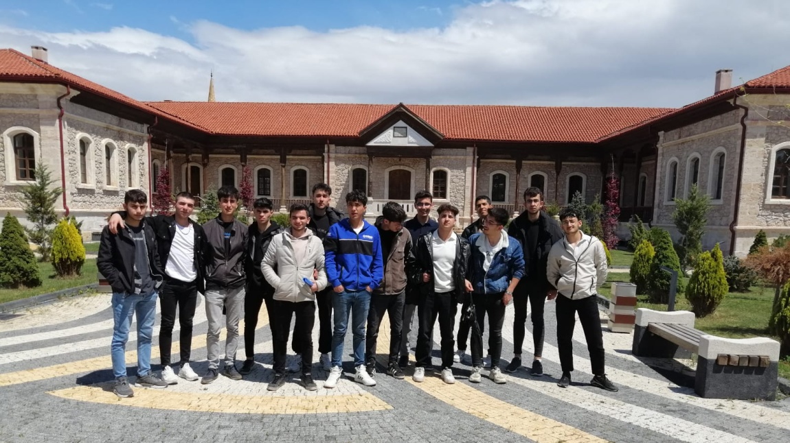 11  mobilya öğrencileri öğretmenleri Abdullah  NAÇAR eşliğinde Sanayi Mektebi Müzesi ile Ofisline işyerini gezerek işleyiş hakkında bilgi aldılar.